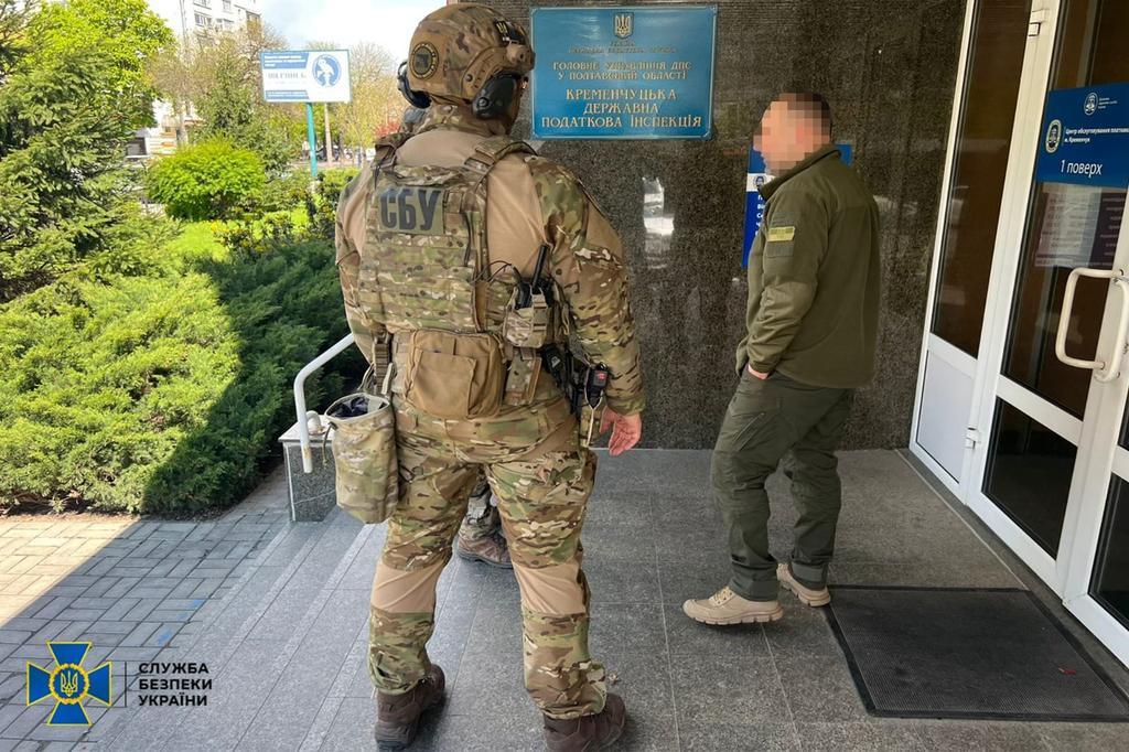 На Полтавщині затримали податківця, який продавав фіктивні медичні довідки про непридатність до військової служби