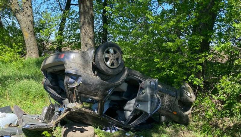 На Полтавщині легковик злетів з траси, пасажир загинув, водійка – в лікарні