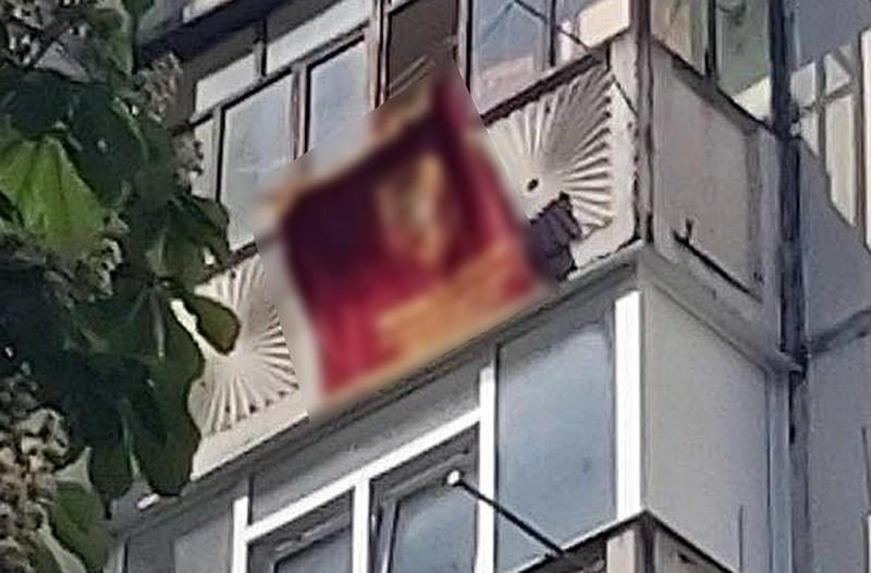 У Кременчуці чоловік вивісив на балконі прапор з комуністичною символікою