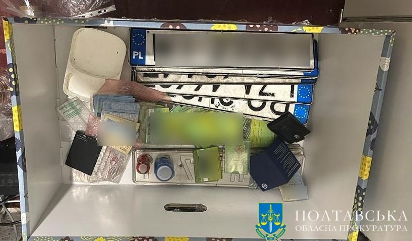 Двох полтавців підозрюють у підробці та продажі номерних знаків та офіційних документів