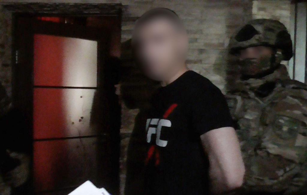 Розбійні напади та вимагання грошей – правоохоронці Полтавщини викрили групу з 5 місцевих жителів