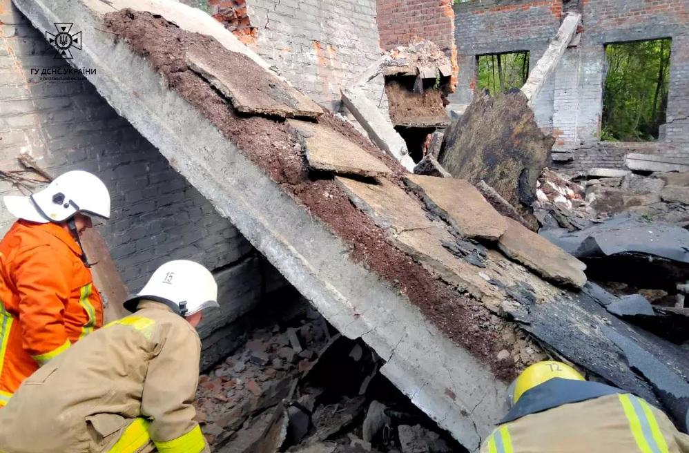 На Полтавщині під завалами занедбаної будівлі виявили тіла