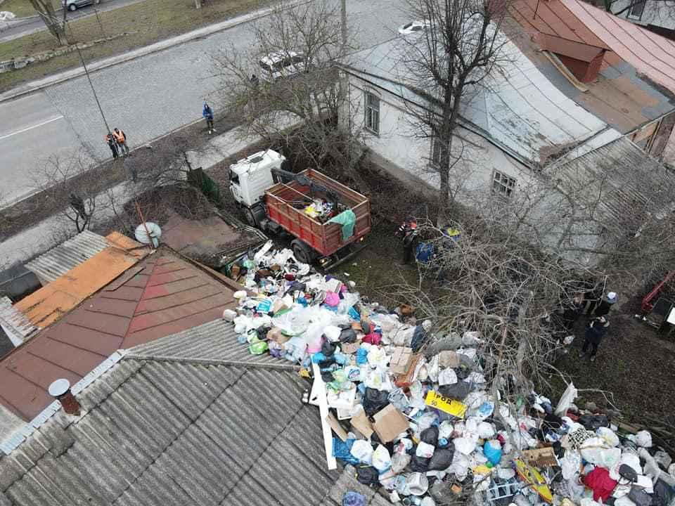 Смітник у приватному дворі на Небесної Сотні у Полтаві знову сягнув даху будинку. ФОТО
