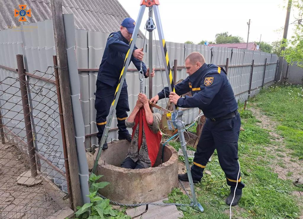 На Полтавщині жінка впала у колодязь 15 метрів завглибшки