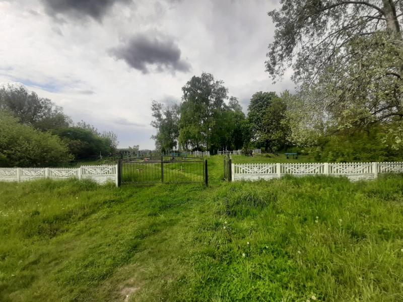На Полтавщині 18-річний юнак понівечив могилу на цвинтарі