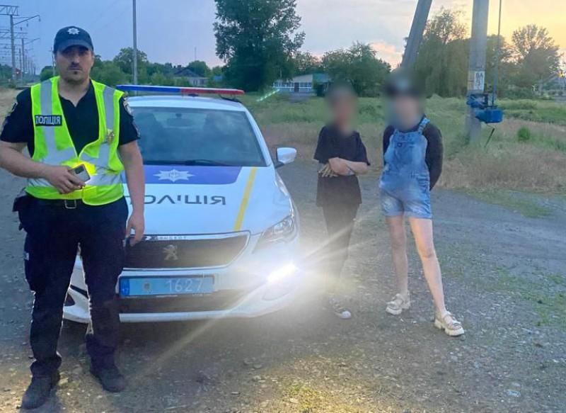 Неповнолітніх дівчат висадили вночі з потягу і вони загубились: на Полтавщині розшукали мандрівниць