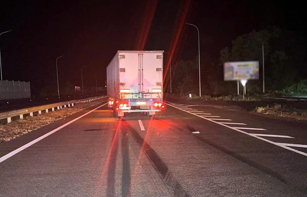 На Полтавщині вантажівка збила 37-річного річного чоловіка: постраждалий помер