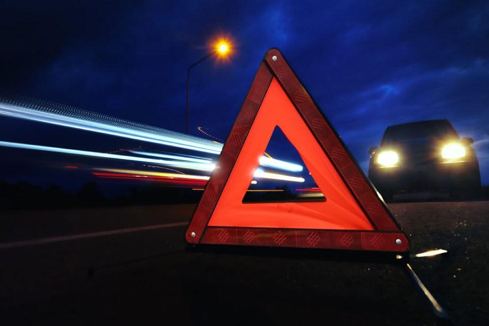 Вночі у Полтаві авто зіштовхнулось із деревом: загинув водій