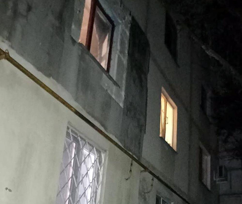 У Кременчуці з багатоквартирного будинку випав чоловік: правоохоронці встановлюють обставини смерті