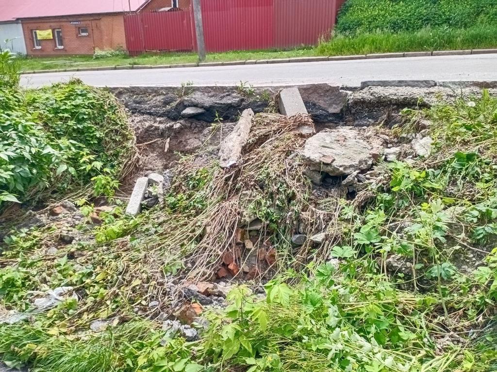Після зливи на одній з вулиць Полтави розмило тротуар. ФОТОФАКТ