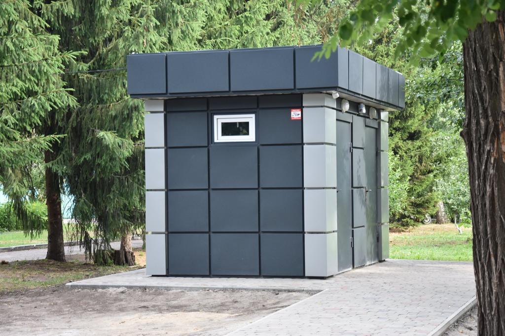 Не пройшло і року: у Пирятині розбивають безкоштовний модульний туалет за 300 тисяч гривень