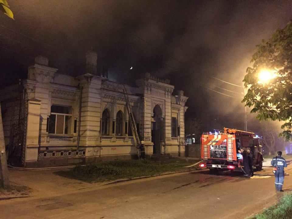 У Полтаві в центрі міста горів один із найкрасивіших старовинних будинків. ФОТО