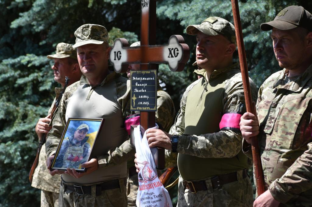 Лікарі місяць боролися за його життя: на Полтавщині попрощалися із полеглим воїном