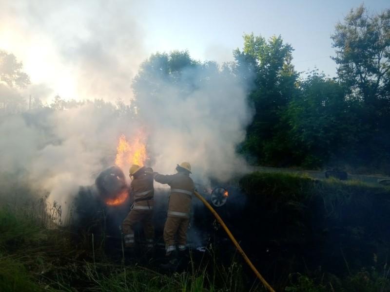 На автодорозі Київ-Харків автомобіль влетів у відбійник та загорівся