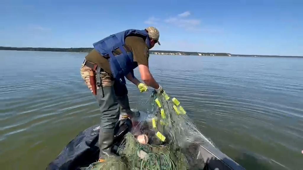 На Полтавщині водна поліція виявила близько 2000 метрів браконьєрських сіток з рибою