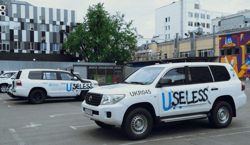 Useless означає непотрібні. У Києві обмалювали авто ООН, яка була відповідь?