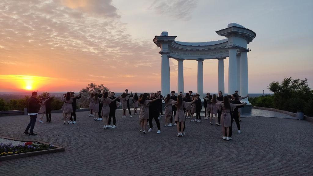 Біля полтавської альтанки випускники танцювали вальс на світанку (ФОТО)