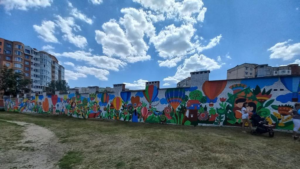 Мурал довжиною 200 метрів створили біля дитячої лікарні у Полтаві