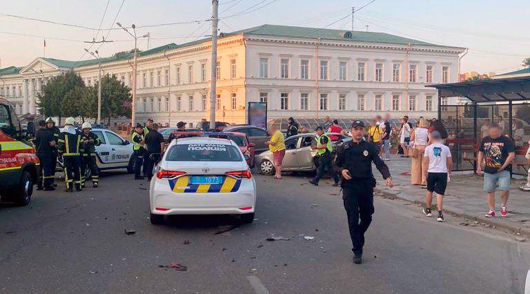 ДТП в центрі Полтави: після зіткнення легковик відкинуло на автобусну зупинку