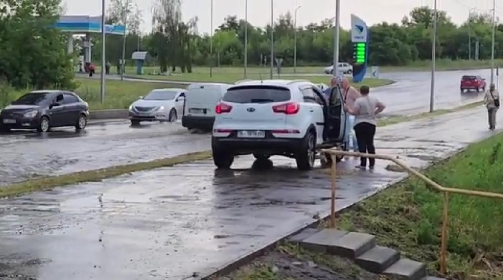 У Полтаві, водій, якому зробили зауваження за їзду по тротуару, вдарив чоловіка. ВІДЕО