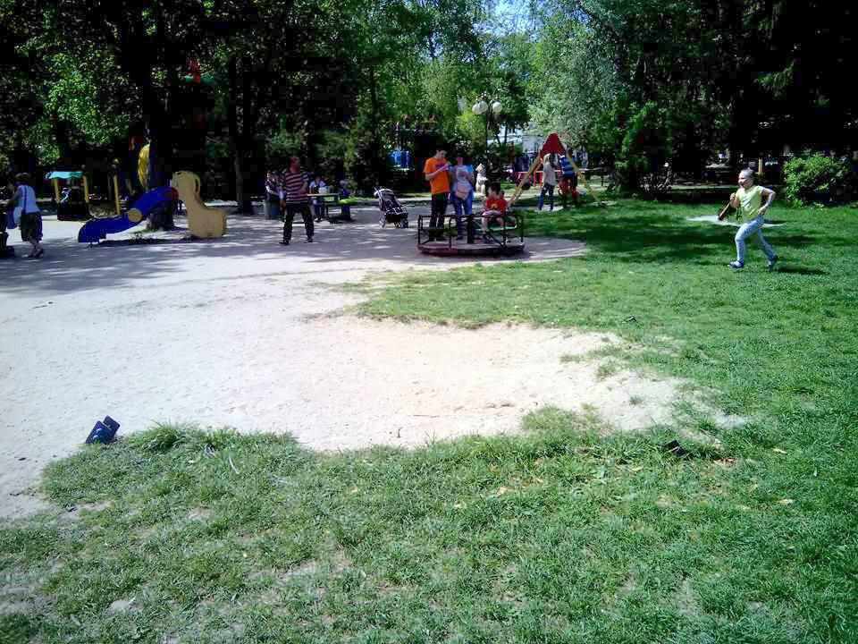 У центральному парку Полтави вирвали гойдалку, залишився лиш слід . ФОТО, ВІДЕО