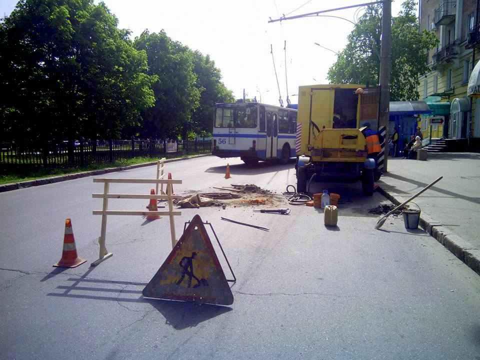 Біля зупинки по Соборності в Полтаві перекрили рух: ремонтують колектор