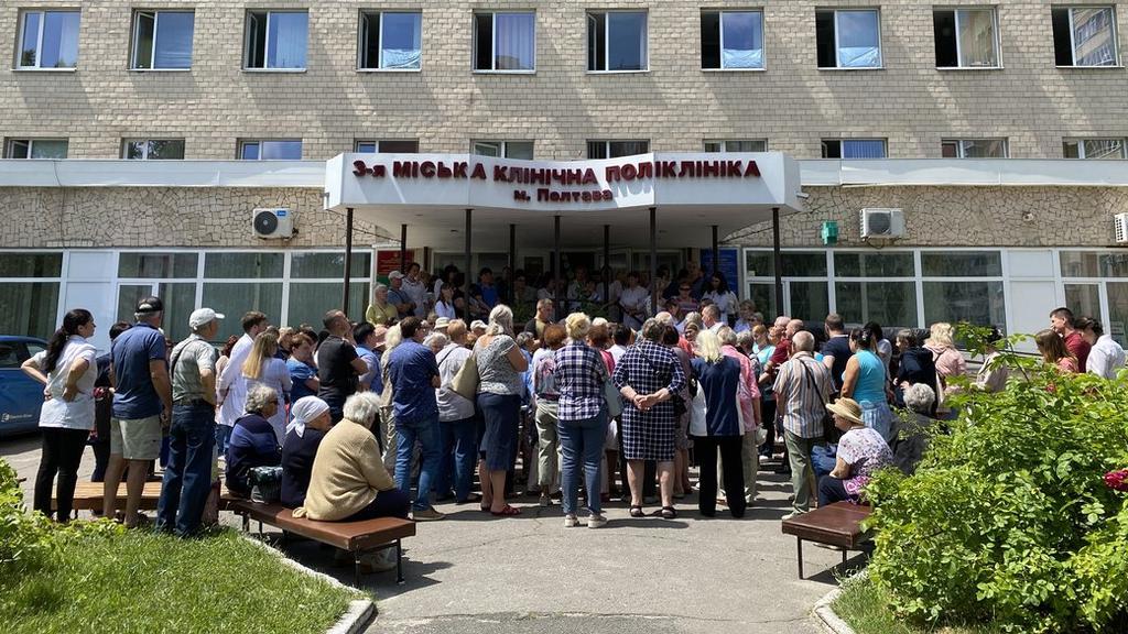 У Полтаві 3-тю поліклініку приєднують до 3-ї лікарні: люди зібралися на протест