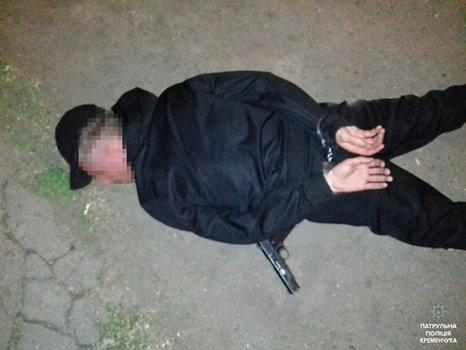 На Полтавщині п’яний чоловік погрожував пістолетом патрульним