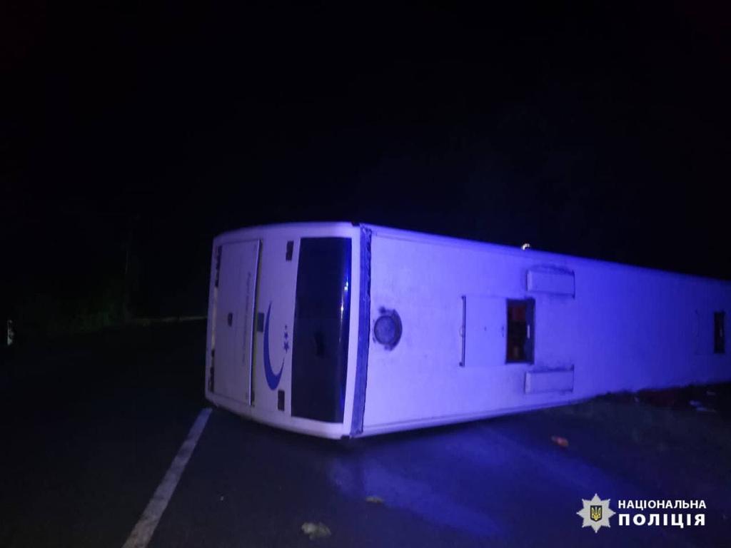 Перекинувся автобус, який прямував у Кременчук: 23 людини госпіталізовані