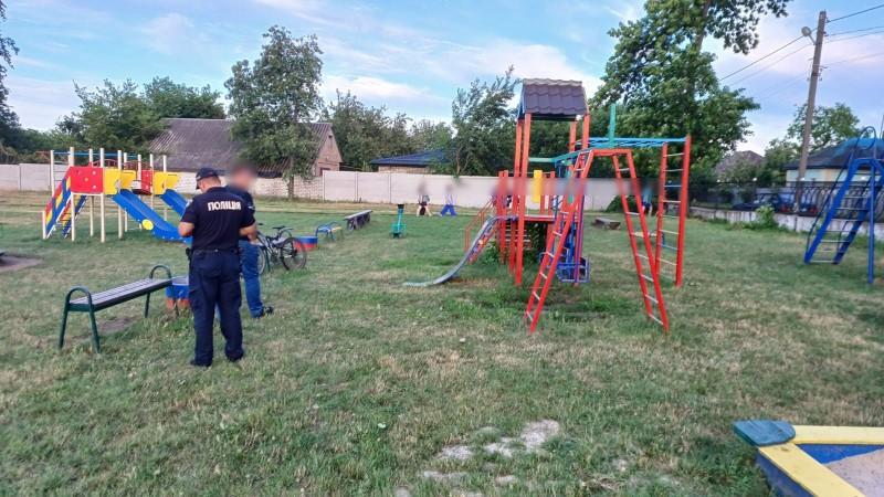 У Градизьку на дитмайданчику підлітки вдарили ножем 12-річного хлопця