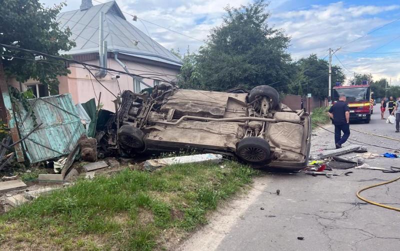 На Полтавщині нетверезий кермувальник влетів у паркан. ФОТО