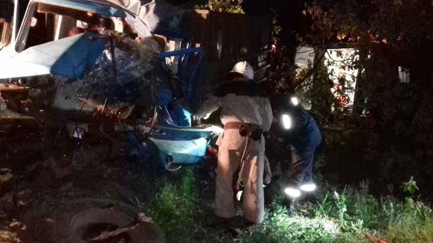 На Полтавщині рятували чоловіка, заблокованого у вантажівці після ДТП