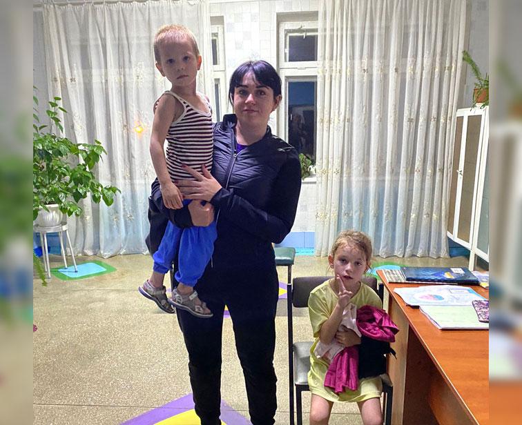 Залишили на дитмайданчику: на Полтавині розшукують батків двох маленьких діток