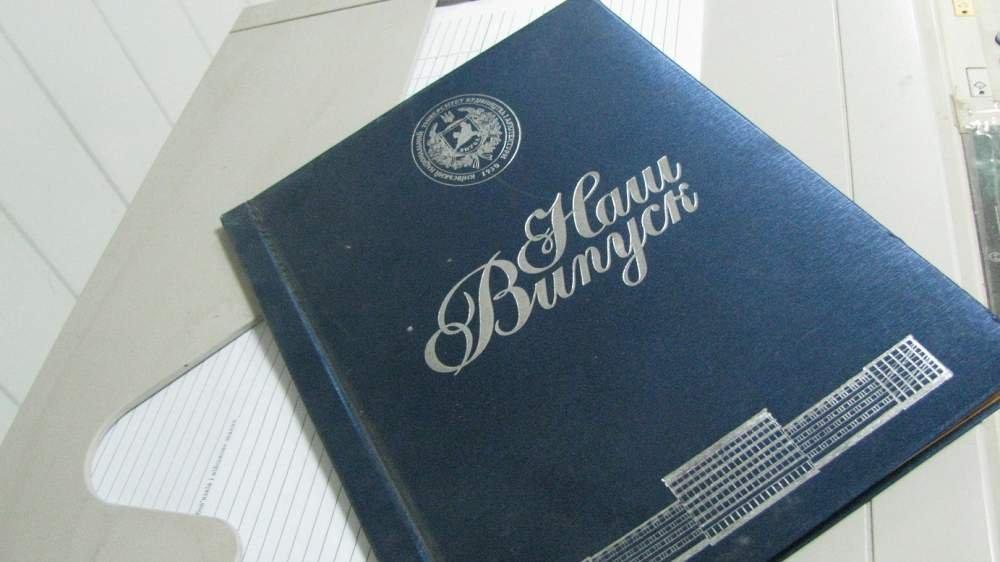 У Миргороді жінка зібрала кошти на виготовлення випускних альбомів, але послугу не виконала