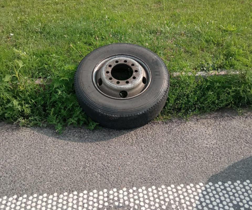Випадок на Полтавщині: під час руху у вантажівки відлетіло колесо і травмувало жінку