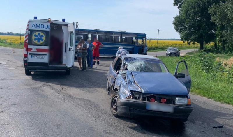 На Полтавщині зіткнулися пасажирський автобус і легковик