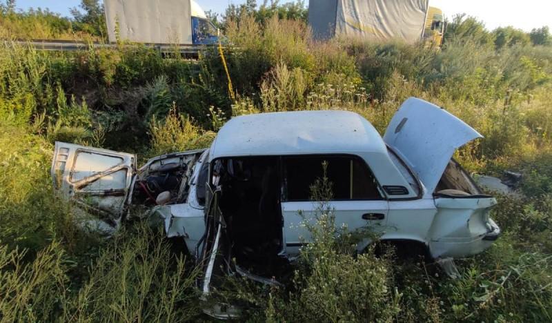 На Полтавщині легковик протаранив відбійник і злетів з дороги