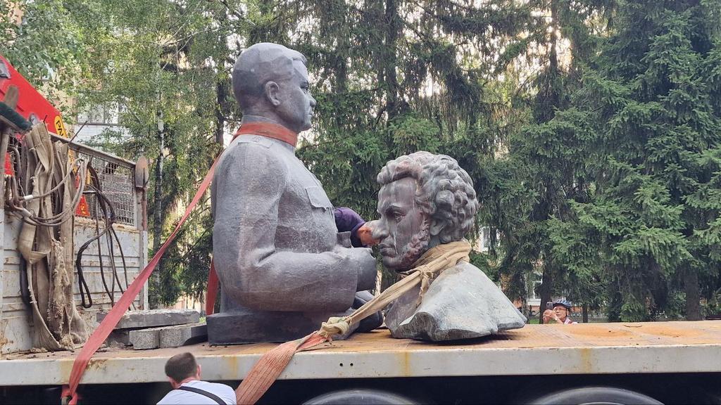 У Полтаві демонтували пам'ятники Ватутіну та Пушкіну