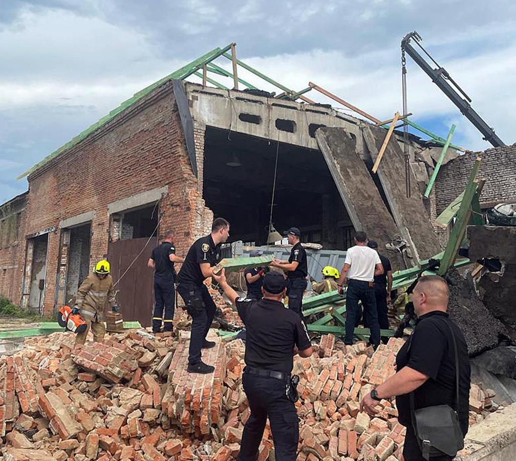 На Полтавщині обвалилася будівля: під завалами опинилися люди
