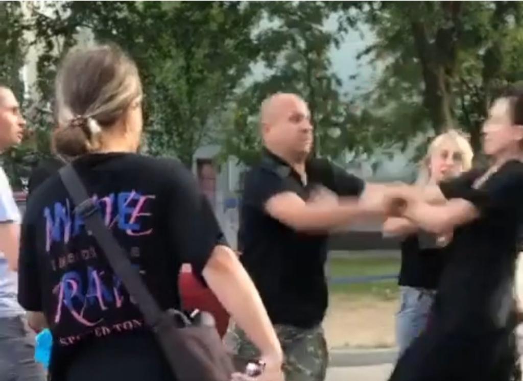 У Полтаві на Подолі чоловік побив підлітка та жінку