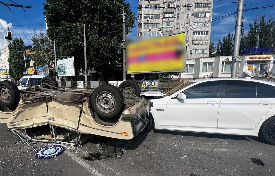 У Кременчуці ДТП в центрі міста: від удару легковик перевернувся