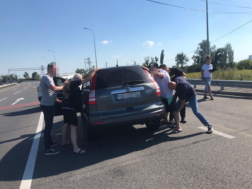 Майже 5 тис. доларів за квиток: затримали полтавців, які переправляли чоловіків через кордон