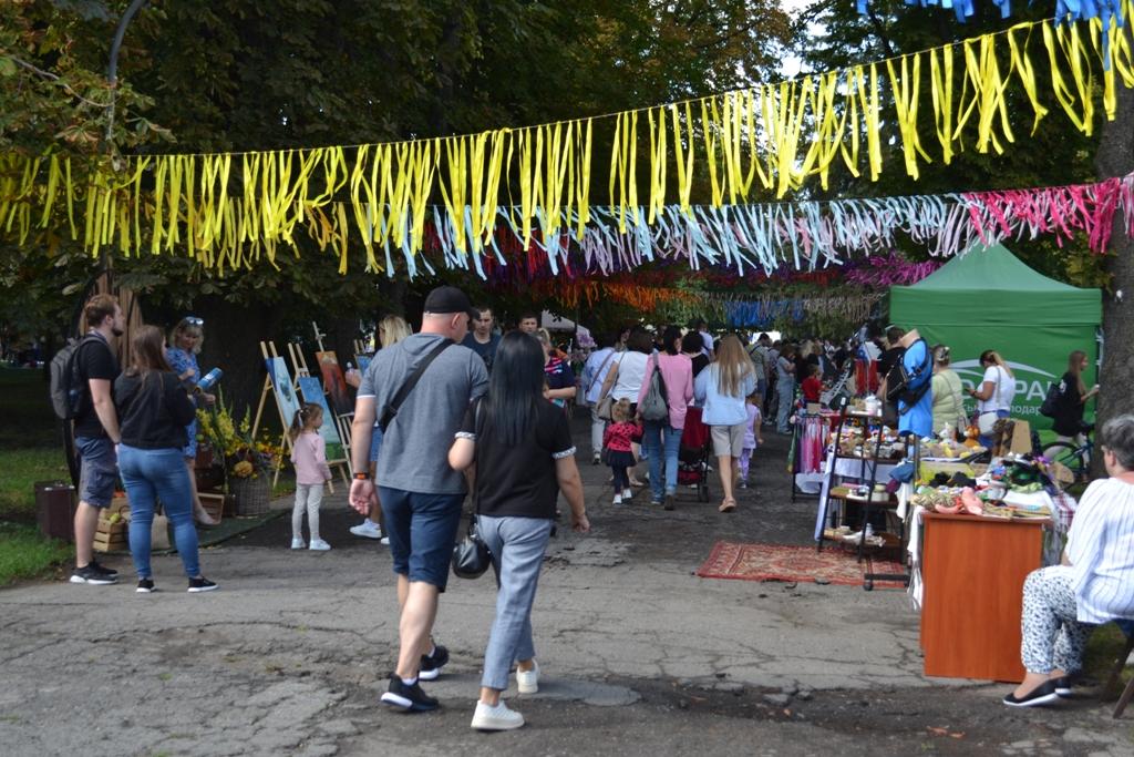 У Полтаві відсвяткували День Молоді на міському пікніку, на якому збирали кошти для рятувальників. ФОТО