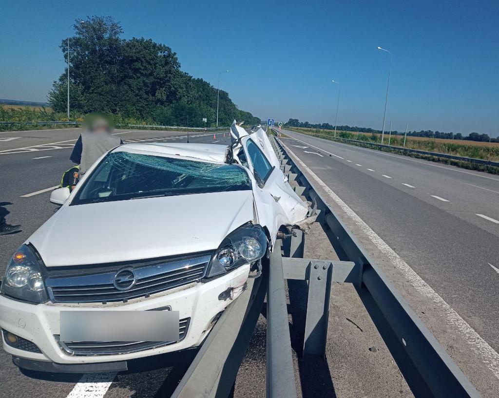 Під Лубнами легковик протаранив відбійник: кермувальник отримав травми
