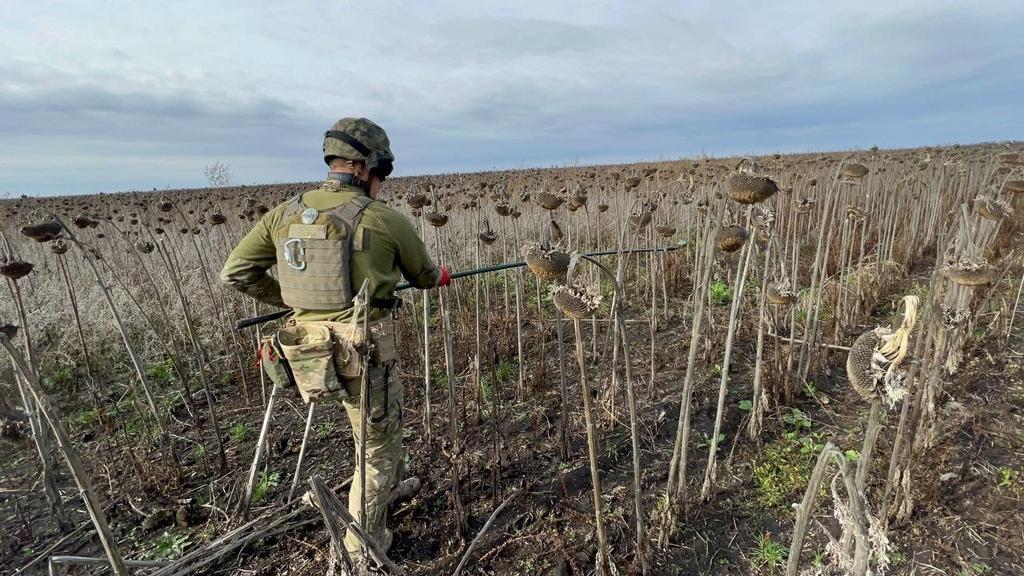 «Окупанти мінували навіть дитячі іграшки», – вибухотехнік Артем Бондаренко з Полтави про розмінування деокупованих територій