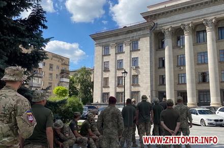 Біля житомирського суду зібралися військові, які хочуть справедливості в обранні запобіжного заходу рекетирам