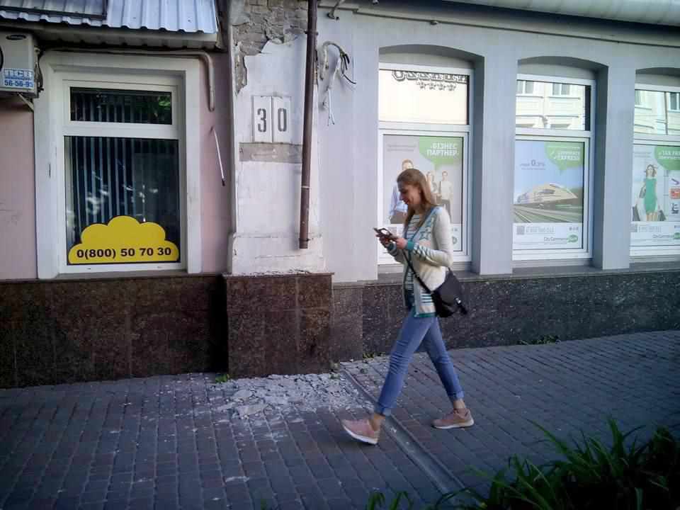 По Гоголя в Полтаві відпадають шматки будинку