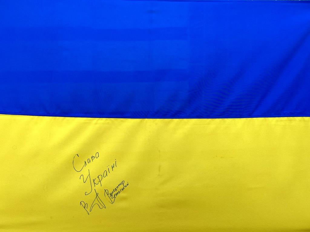 Ціль — 3,2 млн грн: волонтери розігрують прапор України з підписом Президента