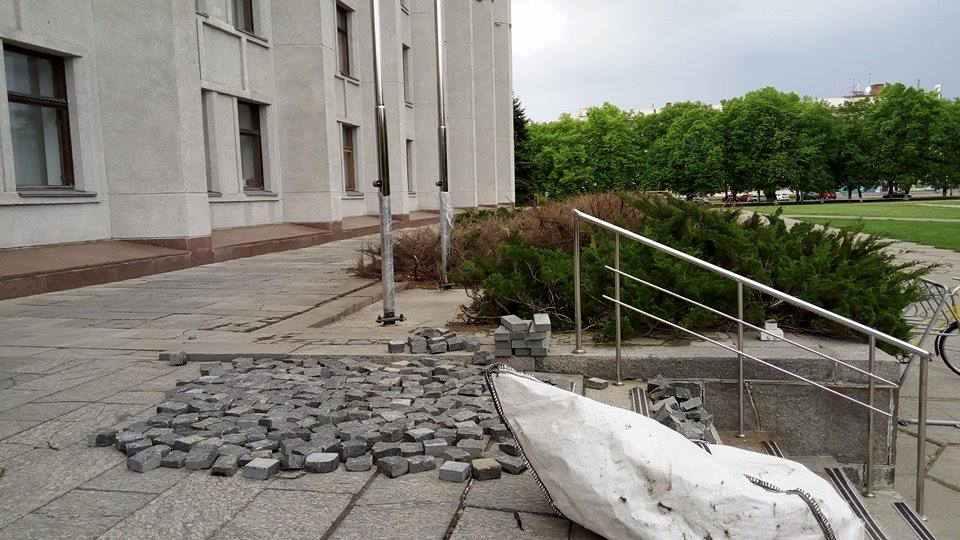 Біля полтавської облдержадміністрації встановили флагштоки під прапори