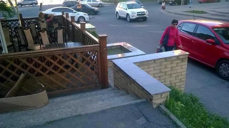 У Полтаві бар украв у людей тротуар